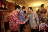 Ketua Dewan Komisioner Otoritas Jasa Keuangan (OJK) Muliaman D Haddad (kanan) memberi selamat kepada Tim Percepatan Akses Keuangan Daerah (TPAKD) Jatim usai dikukuhkan di gedung Grahadi, Surabaya, Jawa Timur, Kamis (14/4).TPAKD tersebut diharapkan dapat mengatasi permasalahan terkait dengan usaha mikro kecil menengah (UMKM) terutama dari sisi pembiayaan atau akses ke finansial. Antara Jatim/Moch Asim/zk/16