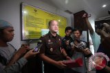 Kepala Seksi Penyidikan Pidana Khusus Kejati Jatim Dandeni Herdiana memberikan pernyataan kepada wartawan mengenai surat perintah penyidikan (sprindik) baru untuk kasus dugaan korupsi La Nyalla Mattaliti di Surabaya, Jawa Timur, Rabu (13/4). Kejati Jatim kembali menetapkan La Nyalla Mattaliti sebagai tersangka kasus dugaan penyelewangan dana hibah Kadin Jatim senilai Rp5,3 miliar setelah sehari sebelumnya memenangkan gugatan pra peradilan di PN Surabaya. Antara Jatim/Moch Asim/zk/16