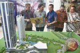 (kiri ke kanan) Project Manager Grand Sungkono Lagoon Rudy Harsono, Direktur Teknik dan Operasi PT PP Properti Tbk Galih Saksono, Direktur Utama PT PP Tbk Taufik Hidayat, Direktur Keuangan dan Sumber Daya Manusia PT PP Properti Tbk Indaryanto, dan Direktur Pengembangan Usaha PT PP Tbk Giyoko Surachmat berbincang didepan make pembangunan megaproyek hunian vertikal Grand Sungkono Lagoon di Surabaya, Jawa Timur, Jumat (15/4). BUMN properti Indonesia dengan kode saham PPRO tersebut mempercepat realisasi pembangunan megaproyek tiga tower hunian vertikal di atas lahan seluas 3,5 hektar. Antara Jatim/M Risyal Hidayat/zk/16