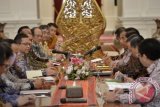 Presiden Joko Widodo (ketiga kanan) didampingi Menko Perekonomian Darmin Nasution (keempat kanan), Menperin Saleh Husin (kelima kanan), Mendag Thomas Lembong (kedua kanan) berdialog dengan Ketua Komite Ekonomi dan Industri Nasional (KEIN) Sutrisno Bachir (ketiga kiri) bersama Anggota Dewan KEIN Sudhamek (kelima kiri) serta anggota lainnya saat pertemuan di Istana Merdeka, Jakarta, Jumat (15/4). Rapat konsultasi tersebut membahas isu ekonomi dan kebijakan sektor industri dalam upaya memajukan perekonomian nasional. ANTARA FOTO/Yudhi Mahatma/wdy/16.