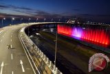 Sejumlah pengunjung menikmati Air mancur menari di Jembatan Kenjeran Surabaya, Jawa Timur, Sabtu (16/4). Jembatan yang menjadi Spot baru wisata pantai di Surabaya yang terintegrasi dengan Sentra Ikan Bulak (SIB) tersebut bertujuan untuk mengangkat potensi pariwisata kawasan pesisir dan diharapkan mampu mengubah perekonomian nelayan di kawasan tersebut menjadi lebih baik. Antara Jatim/Abdullah Rifai/zk/16