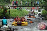 Peserta Festival Rafting mengayuh perahu karet untuk mengarungi sungai Badeng di Songgon, Jawa Timur, Sabtu (16/4). Festival Rafting dan Tubing yang berlangsung 16-17 april tersebut, merupakan festival yang pertamakali diadakan untuk mengenalkan potensi wisata petualangan yang berada di lereng Gunung Raung. Antara Jatim/ Budi Candra Setya/zk/16.