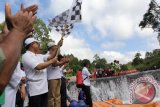 Bupati Banyuwangi Abdullah Azwar Anas membuka Festival Rafting di Songgon, Banyuwangi, Jawa Timur, Sabtu (16/4). Festival Rafting dan Tubing yang berlangsung 16-17 april tersebut, merupakan festival yang pertamakali diadakan untuk mengenalkan potensi wisata petualangan yang berada di lereng Gunung Raung. Antara Jatim/ Budi Candra Setya/zk/16.