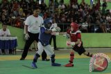 Dua atlit Wushu bertanding saat digelarnya Kejuaraan Wushu Sanda Antar Pelajar 2016 di Surabaya, Jawa Timur, Sabtu (16/4).  Kejuaraan seni bela diri asal Tiongkok tersebut diikuti ratusan pelajar dari berbagai sasana Wushu di Jawa Timur. Antara Jatim/Didik Suhartono/zk/16