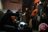 Petugas gabungan memeriksa sampel urine pemandu lagu di salah satu tempat hiburan malam di Tulungagung, Jawa Timur, Sabtu (17/4). Operasi bersih narkoba itu digelar untuk mendeteksi dini peredaran narkoba dan potensi kriminalitas di lingkungan tempat-tempat hiburan malam. Antara Jatim/Destyan Sujarwoko/zk/16