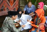 Wakil Ketua Komisi VI DPR RI Azam Azman Natawijana (kedua kanan), Bupati Jember Faida (kanan), Bupati Bondowoso Amin Said Husni (kiri) mencoba membatik di Gallery Batik Tulis Sumbersari, Maesan, Bondowoso, Jawa Timur, Minggu (17/4). Workshop membatik merupakan kegiatan sinergi antara PT Permodalan Nasional Madani dengan pelaku Usaha Mikro Kecil Menengah (UMKM) di Bondowoso dan Jember untuk memperkuat produk mereka bersaing di era pasar bebas ASEAN atau Masyarakat Ekonomi ASEAN (MEA).
Antara Jatim/Seno/zk/16.