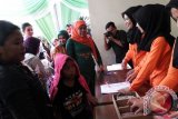 Menteri Sosial Khofifah Indar Parawansa (tiga kanan) meninjau pencairan bantuan sosial Program Keluarga Harapan (PKH), di Lamongan, Jawa Timur, Minggu (17/4).  Kementerian Sosial menyerahkan bantuan sosial (Bansos) kepada masyarakat dan Pemerintah Kabupaten Lamongan, sebesar Rp 175 miliar. Bantuan tersebut untuk Program Keluarga Harapan (PKH), disabilitasi, lanjut usia (lansia), beras sejahtera (rastra) dan bantuan hibah dalam negeri. Antara Jatim/Syaiful Arif/zk/16