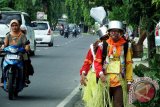 Anggota Palang Merah Remaja (PMR) tingkat SMA saat mengikuti pelatihan di Lamongan, Jawa Timur, Minggu (17/4). PMR merupakan salah satu kekuatan PMI (Palang Merah Indonesia) dalam melaksanakan kegiatan-kegiatan kemanusiaan dibidang kesehatan dan siaga bencana. Antara Jatim/Syaiful Arif/zk/16