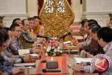 
Presiden Joko Widodo (ketiga kanan) didampingi Menko Perekonomian Darmin Nasution (keempat kanan), Menperin Saleh Husin (kelima kanan), Mendag Thomas Lembong (kedua kanan) berdialog dengan Ketua Komite Ekonomi dan Industri Nasional (KEIN) Sutrisno Bachir (ketiga kiri) bersama Anggota Dewan KEIN Sudhamek (kelima kiri) serta anggota lainnya saat pertemuan di Istana Merdeka, Jakarta, Jumat (15/4/2016). Rapat konsultasi tersebut membahas isu ekonomi dan kebijakan sektor industri dalam upaya memajukan perekonomian nasional. 