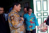 Kediri (Antara Jatim) - Menteri Pemberdayaan Perempuan dan Perlindungan Anak Yohana Susana Yembise dengan Wali Kota Kediri Abdullah Abu Bakar (kiri) saat di Kediri, Jawa Timur, Senin (18/4). Menteri Yohana meminta pemerintah daerah melindungi anak, guna mencegah berbagai hal negatif terjadi pada mereka, misalnya pelecehan. Antara Jatim/Foto/Asmaul Chusna 