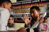 Petugas memeriksa berkas pendaftaran calon peserta seleksi anggota Polri di Mapolres Tulungagung, Jawa Timur, Senin (18/4). Pendaftaran anggota Polri resmi dibuka mulai 7-30 April 2016 di seluruh jajaran polres/polresta se-Indonesia dengan kuota kebutuhan sebanyak 10.150 kursi, yang terdiri dari 300 akpol, 9.850 bintara, dan 1.000 tamtama. Antara Jatim/Destyan Sujarwoko/zk/16