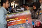 Petugas menerima berkas pendaftaran calon peserta seleksi anggota Polri di Mapolres Tulungagung, Jawa Timur, Senin (18/4). Pendaftaran anggota Polri resmi dibuka mulai 7-30 April 2016 di seluruh jajaran polres/polresta se-Indonesia dengan kuota kebutuhan sebanyak 10.150 kursi, yang terdiri dari 300 akpol, 9.850 bintara, dan 1.000 tamtama. Antara Jatim/Destyan Sujarwoko/zk/16