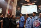 Plt Gubernur Sumut Tengku Erry Nuradi (tengah) menyerahkan Laporan Keterangan Pertanggung Jawaban (LKPJ) APBD 2015 Provinsi Sumatera Utara kepada Plh Ketua DPRD Sumut Zulkifli Siregar (keempat kiri) usai rapat sidang paripurna tersebut di DPRD Sumut, medan, Senin (18/4). Sidang Paripurna DPRD Sumut itu dalam rangka menyampaikan pencapaian pembangunan pemerintah provinsi Sumatera Utara selama satu tahun lalu oleh Plt Gubernur Sumut. ANTARA SUMUT/Septianda Perdana/16