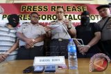 Oknum Polisi berpangkat Ajun Inspektur Polisi Dua (Aipda) berinisial SA (kiri) ditunjukkan kepada awak media saat di kantor Polres Gorontalo Kota, Senin (18/4). SA ditangkap Satnarkoba Polres Gorontalo Kota bersama seorang warga lainnya saat sedang pesta sabu di dalam sebuah mobil di kota Gorontalo. (ANTARA FOTO/Adiwinata Solihin/ama/16)