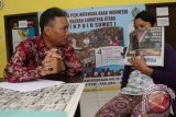 Komisioner Komisi Perlindungan Anak Indonesia Daerah (KPAID) Sumatera Utara, Zulfikar El Ridho (kiri) meminta keterangan RP (kanan) korban penculikan ketika melaporkan kejadian tersebut, di Medan, Sumatera Utara, Senin (18/4). RP (12) menjadi korban penculikan oleh teman lelakinya NM (19) yang melibatkan keluarga pelaku. ANTARA SUMUT/Irsan Mulyadi/16