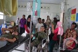 Korban keracunan massal menjalani perawatan di ruang Unit Gawat Darurat (UGD) Puskesmas Gondanglegi, Malang, Jawa Timur, Selasa (19/4). Sebanyak 17 warga desa Sepanjang-Malang mengalami keracunan yang diduga akibat meminum kopi yang disuguhkan saat menghadiri acara takziyah di rumah tetangganya. Antara Jatim/Ari Bowo Sucipto/zk/16.