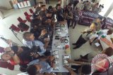 Kapolda Kalbar, Brigjen Pol Arief Sulistyanto (kanan) memperlihatkan barang bukti berupa 17 paket sabu seberat 17 kilogram saat jumpa pers di Mapolda Kalbar, Senin (18/4). Polda Kalbar berhasil menggagalkan upaya penyelundupan 17 paket sabu seberat 17 kilogram yang dibawa masuk dari Malaysia dengan menggunakan mobil nopol KB 8025 PA oleh MR (30) dan H (36) melalui perbatasan Serikin, Malaysia melalui Jagoi Babang, Kabupaten Bengkayang pada Minggu (17/4) malam. ANTARA FOTO/Sheravim/jhw/16
