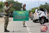 Petugas Satpol PP dan Wilayatul Hisbah (polisi syariat) dibantu aparat keamanan TNI/Polri menggelar operasi pengawasan pelaksanaan syariat islam di Banda Aceh, Aceh, Selasa (19/4). Puluhan pria yang menggunakan celana pendek dan wanita memakai pakaian ketat terjaring karena melanggar peraturan daerah (qanun) Aceh nomor 11/2002 tentang aqidah, ibadah dan syiar islam serta qanun nomor 6/2014 tentang hukum jinayat. ANTARA FOTO/Irwansyah Putra/pd/16.