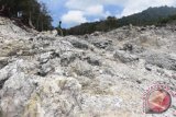 Warga melintas di antara bongkahan bebatuan di kawah dua Gunung berapi Jaboi, Sabang, Pulau Weh, Aceh, Selasa (19/4). Gunung yang berstatus aktif tersebut akan dikembangkan oleh pemerintah setempat menjadi salah satu tempat wisata di Pulau Weh. ANTARA FOTO/Zabur Karuru/pd/16