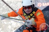 Seorang anggota SAR perempuan melakukan teknik turun tebing menggunakan tali (repling) di menara Pos SAR Trenggalek setinggi 15 meter di Trenggalek, Jawa Timur, Rabu (20/4). Pelatihan search and rescue (SAR) tersebut diikuti satu anggota SAR perempuan dan lima polwan Sabhara Polres Trenggalek dalam rangka memperingati Hari Kartini sekaligus melatih kemampuan penyelamatan korban dari atas ketinggian. Antara Jatim/Destyan Sujarwoko/zk/16