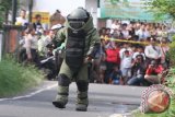 Tim gegana dari Detasemen B Brimob Polda Jatim meledakkan sebuah benda yang diduga bom di depan Yayasan Pendidikan Karmel, Malang, Jawa Timur, Rabu (20/4).  Kepolisian setempat masih menyelidiki serpihan dan asal benda yang diduga bom tersebut. Antara Jatim/Ari Bowo Sucipto/zk/16. 