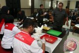 Petugas Badan Narkotika Nasional (BNN) Provinsi Sumut memeriksa sampel urin pegawai Pengadilan Tinggi Medan, Sumatera Utara, Rabu (20/4). Tes urin kepada seluruh jajaran di Pengadilan Tinggi tersebut dalam usaha pemberantasan dan pencegahan penyalahgunaan narkoba di lingkungan pengadilan. ANTARA SUMUT/Irsan Mulyadi/16