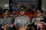 Kapolres Tulungagung AKBP FX Bhirawa Braja Paksa  (tengah) saat gelar hasil Operasi Bersinar Semeru 2016 di Tulungagung, Jawa Timur, Kamis (21/4). Sebanyak 29 orang ditahan polisi setelah terjaring operasi bersih narkoba yang digelar sejak di wilayah tersebut sejak 21 Maret hingga 19 April dengan jumlah barang bukti sabu sebanyak 5,43 gram dan 55.159 butir dobel L. Antara Jatim/Destyan Sujarwoko/zk/16