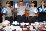 Kapolres Tulungagung AKBP FX Bhirawa Braja Paksa  (tengah) saat gelar hasil Operasi Bersinar Semeru 2016 di Tulungagung, Jawa Timur, Kamis (21/4). Sebanyak 29 orang ditahan polisi setelah terjaring operasi bersih narkoba yang digelar sejak di wilayah tersebut sejak 21 Maret hingga 19 April dengan jumlah barang bukti sabu sebanyak 5,43 gram dan 55.159 butir dobel L. Antara Jatim/Destyan Sujarwoko/zk/16