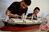 Pengrajin menyelesaikan pembuatan miniatur kapal tanker di industri rumahan di Sidoarjo, Jawa Timur, Kamis (21/4). Miniatur kapal tersebut mengambil model kapal-kapal Laut Indonesia dengan kualitas ekspor dan dipasarkan ke luar negeri seperti Jepang, Amerika Serikat, Norwegia, hingga Iran dan dijual dengan harga Rp300.000 hingga puluhan juta. Antara Jatim/Umarul Faruq/zk/16
