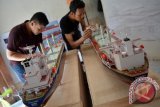 Pengrajin menyelesaikan pembuatan miniatur kapal tanker di industri rumahan di Sidoarjo, Jawa Timur, Kamis (21/4). Miniatur kapal tersebut mengambil model kapal-kapal Laut Indonesia dengan kualitas ekspor dan dipasarkan ke luar negeri seperti Jepang, Amerika Serikat, Norwegia, hingga Iran dan dijual dengan harga Rp300.000 hingga puluhan juta. Antara Jatim/Umarul Faruq/zk/16