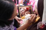 Pelajar memake-up wajah rekannya dalam lomba tata rias busana tradisional memperingati Hari Kartini di SMA Negeri 1 Kedungwaru, Tulungagung, Jawa Timur, Kamis (21/4). Kegiatan itu digelar untuk memperingati jasa pahlawan RA Kartini dalam mendorong emansipasi wanita sekaligus mengasah ketrampilan siswa di bidang seni tata rias wajah dan busana tradisional. Antara Jatim/Destyan Sujarwoko/zk/16