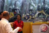 Seorang pejaga memberi informasi kepada pengunjung pada pameran kelapa sawit International Palm Oil Exhibition (INPALME), di Medan, Sumatera Utara, Rabu (20/4). Pameran yang memperlihatkan teknologi dan diikuti 51 perusahaan dalam dan luar negeri itu untuk mempromosikan berbagai produk unggulan industri sawit. ANTARA SUMUT/Septianda Perdana/16
