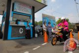 Polisi Wanita (Polwan) berkebaya memberikan contoh mengendara sepeda motor kepada warga yang akan mengikuti ujian praktek Surat Ijin Mengemudi (SIM) di Surabaya, Jawa Timur, Kamis (21/4). Berpakaian kebaya saat bertugas  yang dilakukan oleh Polwan tersebut untuk memperingati Hari Kartini. Antara Jatim/Didik Suhartono/zk/16