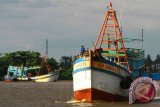 Dua dari enam kapal nelayan asing asal Vietnam yang berhasil ditangkap memasuki dermaga Pelabuhan Stasiun Pengawasan Sumber Daya Kelautan dan Perikanan (PSDKP) Pontianak, di Sungai Rengas, Kabupaten Kubu Raya, Kalbar, Rabu (20/4). Kapal Patroli (KP) Hiu Macan 01 dari Kementerian Kelautan dan Perikanan berhasil menangkap enam kapal nelayan asing beserta 52 awak kapal asal Vietnam, saat mencuri ikan di Perairan Anambas, Kepulauan Riau pada pekan lalu. ANTARA FOTO/Sheravim/jhw/16
