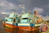 Dua dari enam kapal nelayan asing asal Vietnam yang berhasil ditangkap bersandar di dermaga Pelabuhan Stasiun Pengawasan Sumber Daya Kelautan dan Perikanan (PSDKP) Pontianak, di Sungai Rengas, Kabupaten Kubu Raya, Kalbar, Rabu (20/4). Kapal Patroli (KP) Hiu Macan 01 dari Kementerian Kelautan dan Perikanan berhasil menangkap enam kapal nelayan asing beserta 52 awak kapal asal Vietnam, saat mencuri ikan di Perairan Anambas, Kepulauan Riau pada pekan lalu. ANTARA FOTO/Sheravim/jhw/16