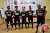 Pesepak bola Bali United Kiko Insa (kedua kanan) berbincang dengan rekannya saat penetapan tim dan kostum baru untuk kompetisi Torabika Soccer Championship (TSC) 2016 di Stadion I Wayan Dipta, Gianyar, Kamis (21/4). Bali United menyiapkan 23 pesepak bola andalan untuk memperkuat Bali United pada kompetisi sepak bola terbesar yang akan dimulai pada akhir April mendatang. ANTARA FOTO/Nyoman Budhiana/i018/2016.