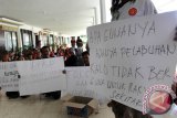 Ratusan pedagang asongan menggelar aksi unjuk rasa di Kantor DPRD Banyuwangi, Jawa Timur, Rabu (20/4). Pedagang asongan yang berjualan di Pelabuhan Ketapang Banyuwangi dan Gilimanuk Bali tersebut, meminta perlindungan DPRD Banyuwangi setelah adanya larangan berjualan di dalam kapal penyeberangan. Antara Jatim/ Budi Candra Setya/zk/16