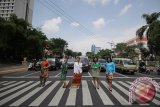 Sejumlah tim sales dan marketing Hotel Garden Palace mengenakan pakaian kebaya saat mengikuti Kebaya On The Street di jalan Yos Sudarso, Surabaya, Jawa Timur, Kamis (21/4). Kegiatan tersebut digelar dalam rangka memperingati Hari Kartini dan promosi hotel tempat mereka bekerja. Antara Jatim/Moch Asim/zk/16