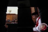 Terdakwa Kepala Desa Selok Awar-awar Lumajang Hariyono (kanan) didampingi tim kuasa hukumnya menjalani sidang lanjutan kasus tambang pasir Lumajang di Pengadilan Negeri (PN) Surabaya, Jawa Timur (21/4). Sidang kasus tambang pasir yang mengakibatkan tewasnya aktivis lingkungan Salim Kancil tersebut diselenggarakan dengan agenda mendengarkan keterangan saksi. Antara Jatim/Moch Asim/zk/16