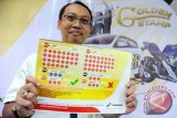 Marketing Branch Manager Pertamina Kalimantan Barat dan Tengah (Kalbarteng), Eko Harjito memperlihatkan lembar Golden Stamp usai peluncuran di Pontianak, Kalbar, Rabu (20/4). PT Pertamina (Persero) meluncurkan program Golden Stamp dalam bentuk undian berstiker berhadiah, guna mendongkrak penjualan Bahan Bakar Minyak (BBM), gas dan pelumas non subsidi di 69 Stasiun Pengisian Bahan Umum (SPBU) bertanda khusus yang tersebar merata di wilayah Kalimantan Barat. ANTARA FOTO/Jessica Helena Wuysang/16