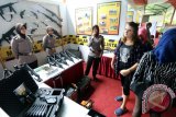 Pengunjung menyaksikan berbagai jenis senjata yang dipamerkan dalam Blitar Polres Expo 2016 di Blitar, Jawa Timur, Jum'at (22/4). Pameran yang menampilkan berbagai jenis senjata, peralatan khusus (Alsus) serta peralatan utama (Alut) kepolisian tersebut di gelar oleh Polres Blitar dengan tujuan mengenalkan berbagai peralatan kerja serta untuk lebih mendekatkan lagi polisi dengan masyarakat. Antara Jatim/Irfan Anshori/zk/16