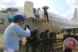 Prajurit TNI AU Pangkalan Udara Sultan Iskandar Muda, Aceh menggiring seorang pilot turun dari pesawat asing  yang melanggar memasuki wilayah udara Indonesia setelah berhasil dipaksa mendarat dalam simulasi di Lanud Blangbintang, Aceh Besar, Aceh, Jumat (22/4). Simulasi pengamanan wilayah udara tersebut bertujuan meningkatkan kesiagaan dan kemampuan TNI AU dalam menjaga keutuhan wilayah udara NKRI dari ancaman luar. ANTARA Aceh/Ampelsa/16 
 