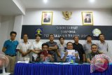 Kepala Kantor Imigrasi Kelas I Pontianak, Mat Salim (dua kanan), bersama Komandan Kodim 1207/BS, Kolonel Inf Jacky Ariestanto (kanan) memperlihatkan passport dan delapan Warga Negara Asing (WNA) asal Tiongkok saat gelar kasus di di Kantor Imigrasi Kelas I Pontianak, Kalbar, Kamis (21/4). Imigrasi Kelas I Pontianak bersama Kodim 1207/BS menangkap tujuh pria dan satu wanita WNA asal Tiongkok, karena diduga mereka bekerja di pabrik pengolahan kayu (plywood) di Kecamatan Sungai Raya, Kabupaten Kubu Raya tanpa dilengkapi dokumen sah untuk bekerja di Indonesia. ANTARA FOTO/Sheravim/jhw/16