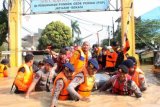 Petugas SAR gabungan mengevakuasi warga menggunakan perahu karet saat banjir merendam kawasan Perumahan Pondok Gede Permai, Jatiasih, Bekasi, Jawa Barat, Kamis (21/4). Ratusan rumah di kompleks tersebut terendam banjir setinggi 3 meter, dan sebagian rusak akibat luapan aliran sungai Bekasi usai hujan deras. (Foto Risky Andrianto/aww).