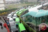 Situasi arus lalu lintas di saat terjadi antrean di dekat Jembatan Penyeberangan Orang (JPO) dan Stasiun Kereta Api Kota Bogor, Jawa Barat. (ANTARA FOTO/M.Tohamaksun/Dok).