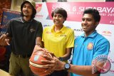 Pebasket CLS Knights Surabaya Sandhi Febiansyah (kiri), Pebasket Surabaya Fever Gabriel Sophia (tengah) dan pebasket Pasific Caesar Yerikho C Tuasela (kanan) berpose disela-sela konferensi pers pelaksanaan liga basket Indonesian Basketball League (IBL) seri VI di Surabaya, Jawa Timur, Jumat (22/4). IBL musim 2015-2016 seri VI Surabaya akan berlangsung pada 23 April hingga 1 Mei 2016 di GOR Kertajaya Surabaya. Antara Jatim/M Risyal Hidayat/zk/16