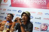 Pebasket CLS Knights Surabaya Sandhi Febiansyah (kiri), Pebasket Surabaya Fever Gabriel Sophia (tengah) dan pebasket Pasific Caesar Yerikho C Tuasela (kanan) berpose disela-sela konferensi pers pelaksanaan liga basket Indonesian Basketball League (IBL) seri VI di Surabaya, Jawa Timur, Jumat (22/4). IBL musim 2015-2016 seri VI Surabaya akan berlangsung pada 23 April hingga 1 Mei 2016 di GOR Kertajaya Surabaya. Antara Jatim/M Risyal Hidayat/zk/16