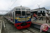 Kereta Api Rel Listrik (KRL) sedang menurunkan dan menaikkan penupang di Stasiun Besar Kota Bogior, Provinsi Jawa Barat. (ANTARA FOTO/M.Tohamaksun/Dok).