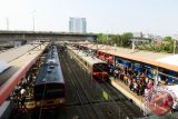 Kereta Api Rel Listrik (KRL) sedang menurunkan dan menaikkan penupang di Stasiun Besar Tanah Abang, Jakarta. (ANTARA FOTO/M.Tohamaksun/Dok).