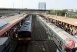 Kereta Api Rel Listrik (KRL) sedang menurunkan dan menaikkan penupang di Stasiun Besar Tanah Abang, Jakarta. (ANTARA FOTO/M.Tohamaksun/Dok).